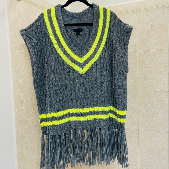 Steve Madden Women’s V Neck  Fringed Poncho Gray & Neon Yellow OSFM - Picture 3 of 10